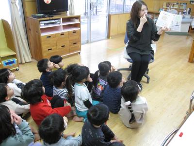 絵本読み聞かせ