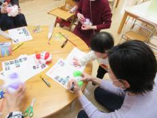 鼻や目などを描く1