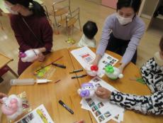 完成した作品を見る様子