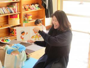 わらべ歌と絵本の読み聞かせ１