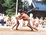 写真:子供たちが相撲をしているところ 写真:子供たちが相撲をしているところ