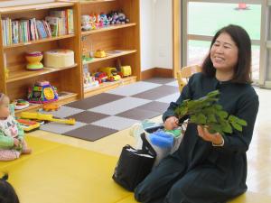 わらべ歌と絵本の読み聞かせ２